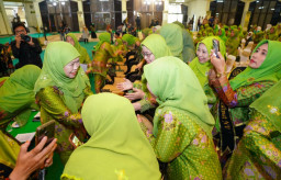 Khofifah Buka Rakornas dan Kukuhkan Asosiasi Profesor Muslimat NU