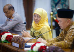 Gubernur Khofifah Bersama Menhub RI Gelar Rapat Kesiapan Angkutan Lebaran 2026 di Grahadi