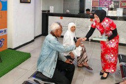 Perkuat Loyalitas, BRI BO Surabaya Mulyosari Sapa Langsung Nasabah di Momen Imlek 2026