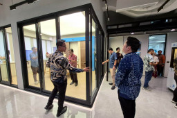 Perkuat Pasar Jawa Timur, YKK AP Indonesia Hadirkan Wajah Baru Showroom Surabaya