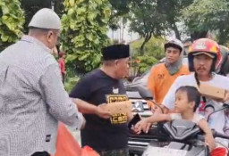 Relawan Baguss Bagikan 1000 Paket Takjil di depan Gedung Negara Grahadi