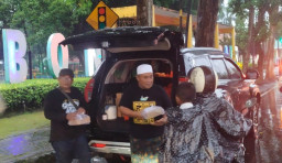 Jalankan Amanah Gus Irfan dan Gus Fahmi, Relawan Baguss Bagikan Ratusan Paket Takjil kepada Masyarakat Jombang