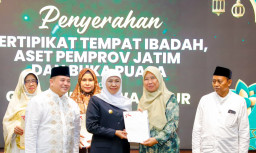 Gubernur Khofifah dan Kepala Kanwil BPN Jatim Serahkan 444 Sertipikat Hak Pakai untuk Pemprov dan Tempat Ibadah