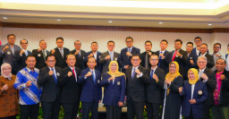 Khofifah Lantik PW IKA Unair DKI Jakarta 2025-2030, Pesankan Pentingnya Penguatan Jejaring, Sinergi dan Kolaborasi