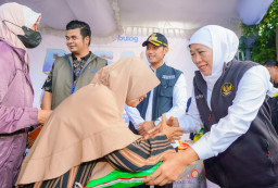 Gubernur Khofifah Gelar Pasar Murah di Stasiun Lama Tuban, Pastikan Ketersediaan Bahan Pokok Aman Jelang Idul Fitri