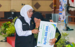 Sapa Bansos Amaliyah Ramadan ke-10, Gubernur Khofifah Salurkan Bantuan Rp8,35 Miliar untuk Masyarakat Tuban