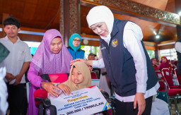 Sapa Bansos Amaliyah Ramadan ke-15, Gubernur Khofifah Salurkan Rp7,6 Miliar untuk Masyarakat Gresik