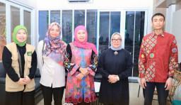 Gubernur Khofifah Sambut Hangat Kepulangan Dua Mahasiswa Jatim yang Berhasil Dievakuasi dari Iran