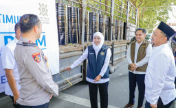 Gubernur Khofifah Salurkan 9.300 Drum Aspal Perbaiki Jalan Kabupaten dan Desa