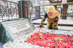 Gubernur Khofifah Ziarah ke Makam Gus Dur di Kompleks Pondok Pesantren Tebuireng