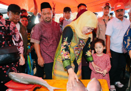 Gubernur Khofifah Bersama Aila Kunjungi Pasar Bandeng di Gresik