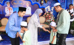 Gubernur Khofifah Berbaur dengan Ribuan Masyarakat Pada Hari Pertama Lebaran di Gedung Negara Grahadi