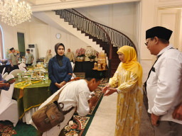 Open House Lebaran Hari ke-2, Gubernur Khofifah: Perkuat Harmoni dan Kebersamaan Masyarakat Jawa Timur Tanpa Sekat