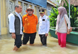 Hari Pertama Masuk Kerja,  Kalaksa BPBD Jatim Gatot Soebroto Langsung Tinjau Banjir Pasuruan