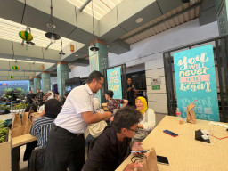 KAI Wisata Meriahkan Suasana Mudik di Stasiun Pasar Senen dengan Kesenian dan Pembagian Takjil