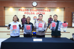 Polda Jatim Bongkar Peredaran Bahan Peledak Ilegal di Surabaya, Sita 1 Kg Bubuk Mesiu