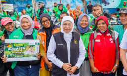 Gubernur Khofifah Bagikan BBM Gratis untuk 200 Pengemudi Ojol, Tegaskan Stok BBM dan Elpiji di Jatim Aman dan Terkendali