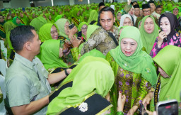 Harlah Ke-80 Muslimat NU, Khofifah Kukuhkan 400 Paralegal MNU Jateng