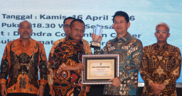 Dirut Bank Jatim Raih Penghargaan PWI Jawa Timur