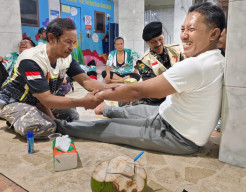 Gowes 123 KM, Ansor Karang Pilang Sambut Ketum Addin dengan Pijat dan Kelapa Muda