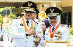 Gubernur Khofifah Terima Penghargaan dari Mendagri di Peringatan Hari Otonomi Daerah XXX