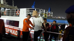 Tengah Malam, Tim SAR Surabaya Evakuasi ABK China yang Alami Cedera Mata