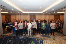 Hadapi Tantangan Komunikasi di Era Digital, Bid Humas Polda Jatim Gelar Pelatihan Publik Speaking