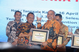 AKBP Arbaridi Jumhur dan AKP M Fauzi Sabet Penghargaan PWI Jatim Awards, Berikut Prestasinya