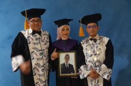 Kisah Haru, Mahasiswi UTM Bangkalan Lulus dan Wisuda Ditemani Foto Almarhum Ayahnya