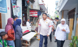 Menteri Ara Bersama Gubernur Khofifah Meninjau Langsung Tiga Rumah Penerima Bantuan Program BSPS di Surabaya