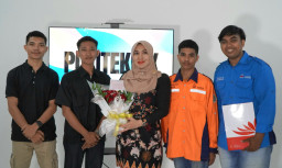 Momen Haru Saat Ning Lia Dapat Kejutan Mawar Merah dari Mahasiswa KIP Politeknik Semen Indonesia