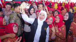 Gubernur Khofifah Salurkan Rp2,508 Miliar BLT Bagi Hasil Cukai Hasil Tembakau ke Pekerja Pabrik Sampoerna Rungkut II