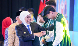 Gubernur Khofifah dan Mendikdasmen Abdul Mu'ti Lepas 3.600 Lulusan SMK/LKP Jawa Timur Bekerja di Luar Negeri
