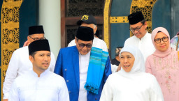 Gubernur Khofifah dan Wagub Emil Dardak Bersama Keluarga Ikuti Salat Idul Adha di Masjid Nasional Al Akbar Surabaya