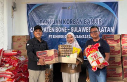 PT SGN Salurkan Bantuan Rp100 Juta untuk Korban Banjir di Bone, Warga Dapat Sembako dan Kebutuhan Pokok