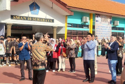 BRI Surabaya Jemursari Serahkan Bantuan TJSL ke SMAN 10 Surabaya