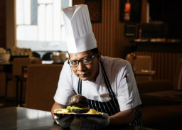 Unik dan Menarik, Sambut Idul Adha The Alana Surabaya Hadirkan Burger Hitam Berbumbu Kluwek