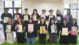 Peringati Hari Buku Nasional, Mahasiswa Ubaya Lukis Karakter Fiksi di Sampul Buku