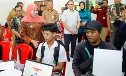 Gubernur Khofifah Tinjau Langsung Pelayanan Verifikasi SPMB Tahun Ajaran 2026/2027