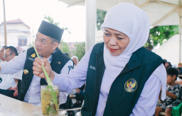 Usai Gelar Pasar Murah, Gubernur Khofifah Nikmati Wedang Pokak di Kawasan Wisata Kuliner Gladak Serang Probolinggo