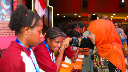 Gubernur Khofifah Bangga Program ADEM di Jatim Cetak Generasi Papua Berprestasi dan Berkarakter