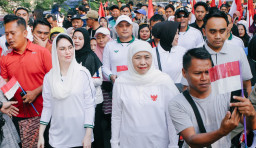 Berbaur di Tengah Ribuan Peserta Jalan Sehat, Gubernur Khofifah Disambut Hangat Masyarakat