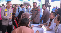 Polda Jatim Gelar Bakti Kesehatan Gratis di Jombang, Ada Operasi Katarak hingga Khitan Massal