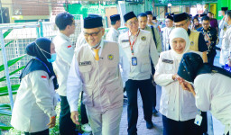 Gubernur Khofifah Bersama Menhaj Gus Irfan Sambut Kepulangan Jemaah Haji Kloter Terakhir Debarkasi Surabaya