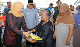 Pasar Murah di Banyuwangi, Gubernur Khofifah Borong Produk UMKM dan Bagikan kepada Masyarakat