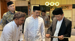Silaturahmi ke Pesantren Bina Insan Mulia, Prof Nasar Terima Keris Pandawa Cinarita dari Kiai Imjaz