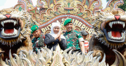 Karnaval Budaya, Gubernur Khofifah dan Mayjen Rudy Saladin Kompak Naik Kereta Singo Barong