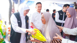 Gubernur Khofifah Gelar Pasar Murah Ke-87 di Lapangan Cemara Desa Sugihwaras, Kecamatan Jenu, Kabupaten Tuban