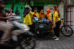 Kali Tebu Didominasi Sampah Sachet, Kampung Mozaic Hadirkan REFILIN untuk Tekan Timbulan Sampah Plastik di Simokerto