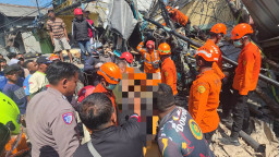 Detik-Detik Evakuasi Sopir Truk Tabrak Rumah di Gempol